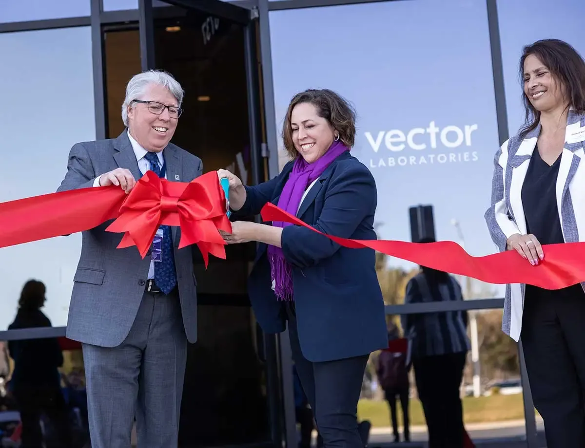 Ribbon Cutting Lisa vMayor